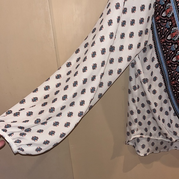 Xhilaration long sleeve top , deep V open front size large - Picture 2 of 8